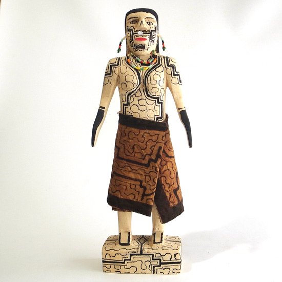  シピーポ族特有の模様が施された木彫りの人形 