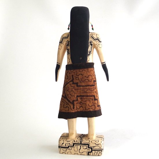  シピーポ族特有の模様が施された木彫りの人形 
