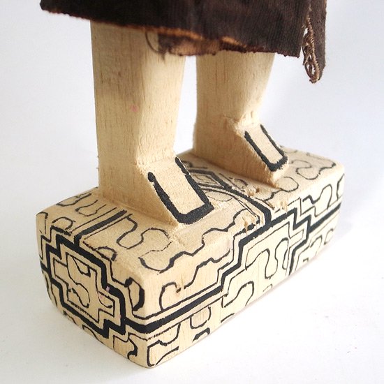  シピーポ族特有の模様が施された木彫りの人形