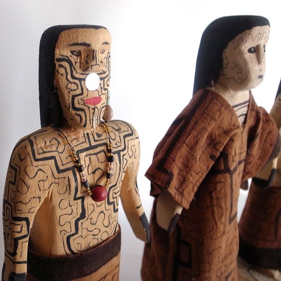 シピーポ族特有の模様が施された木彫りの人形