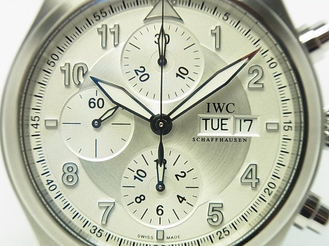 IWC パイロットウォッチ スピットファイア・クロノグラフ IW371702 シルバー文字盤 - 腕時計専門店THE-TICKEN(ティッケン)  オンラインショップ