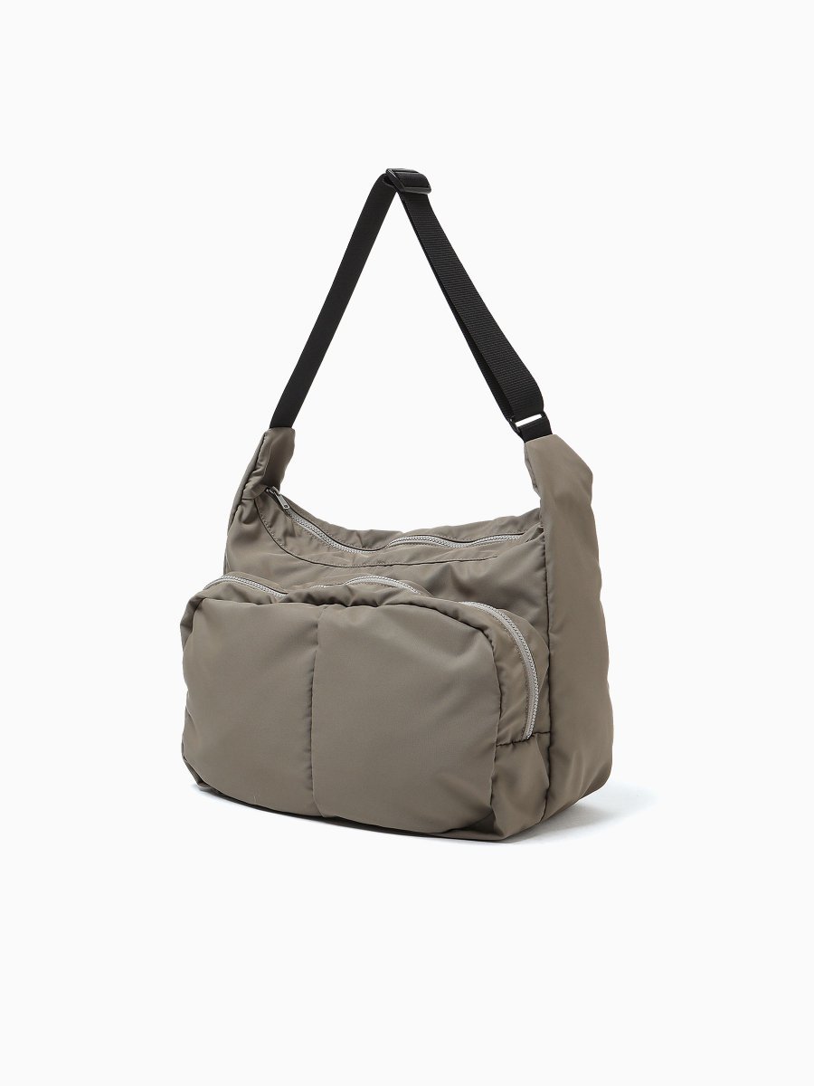 BRAND : NONNATIVE<br>MODEL : EXPLORER SHOULDER BAG NYLON OXFORD<br>COLOR : KHAKI