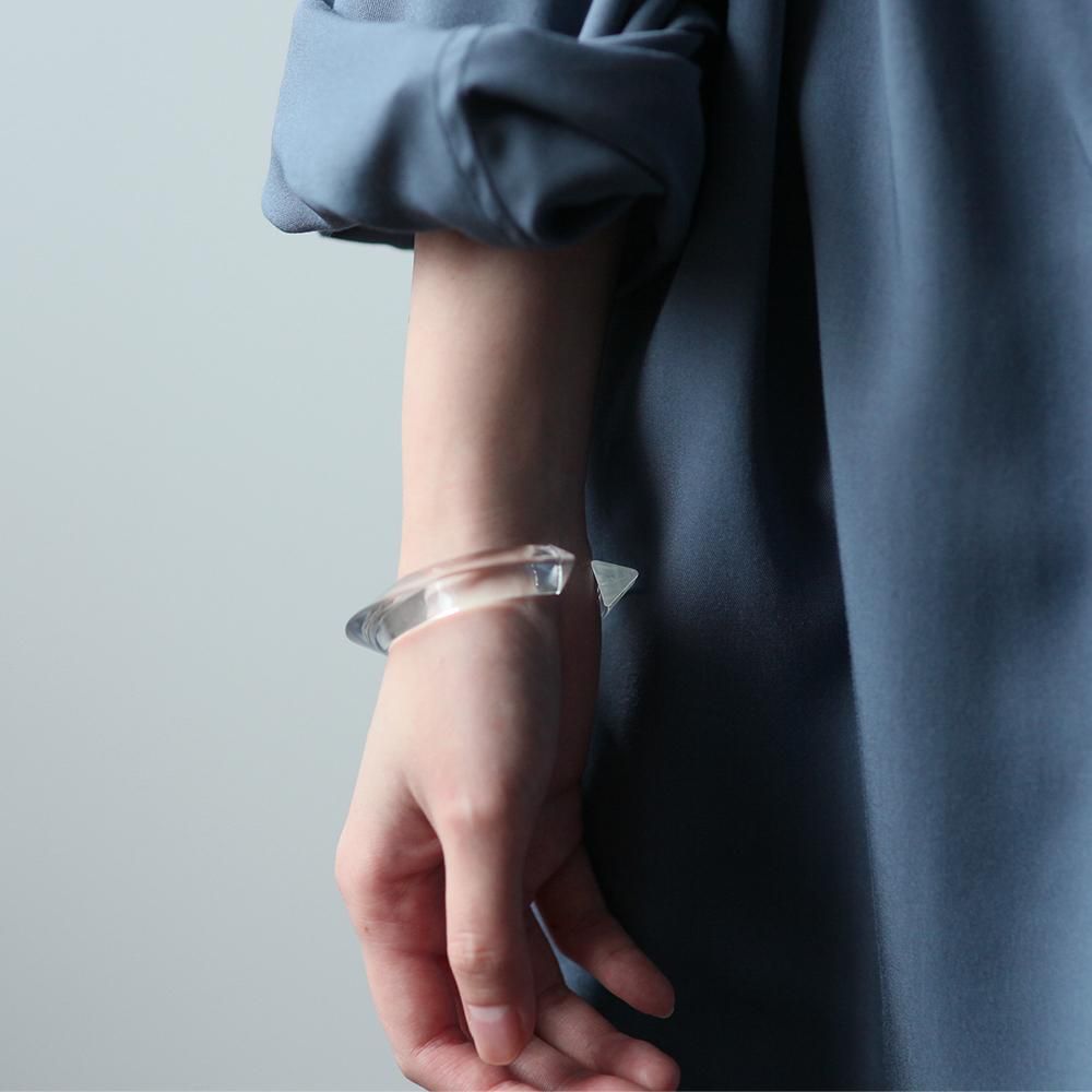 新品同様 アクセサリー SIRISIRI EXCAVATION Bangle Triangle CL 