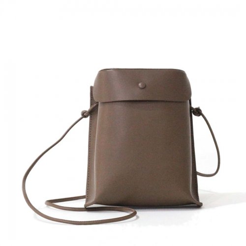  MARROW（マロウ） / MA-AC2103 / CAP POUCH バッグ - Taupe トープ<img class='new_mark_img2' src='https://img.shop-pro.jp/img/new/icons7.gif' style='border:none;display:inline;margin:0px;padding:0px;width:auto;' />