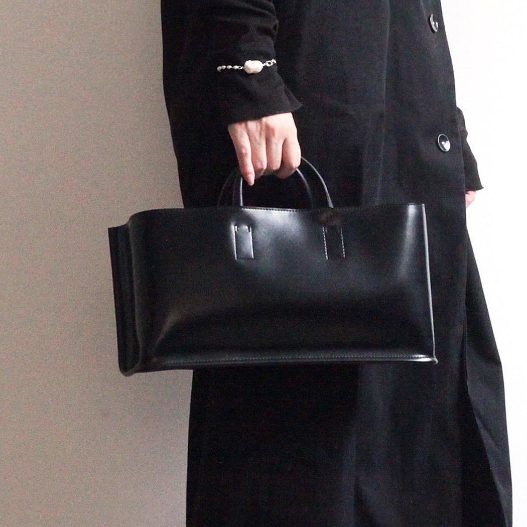 COURTNEY ORLA (コートニーオーラ) / CURVE WIDE TOTE s - ブラック