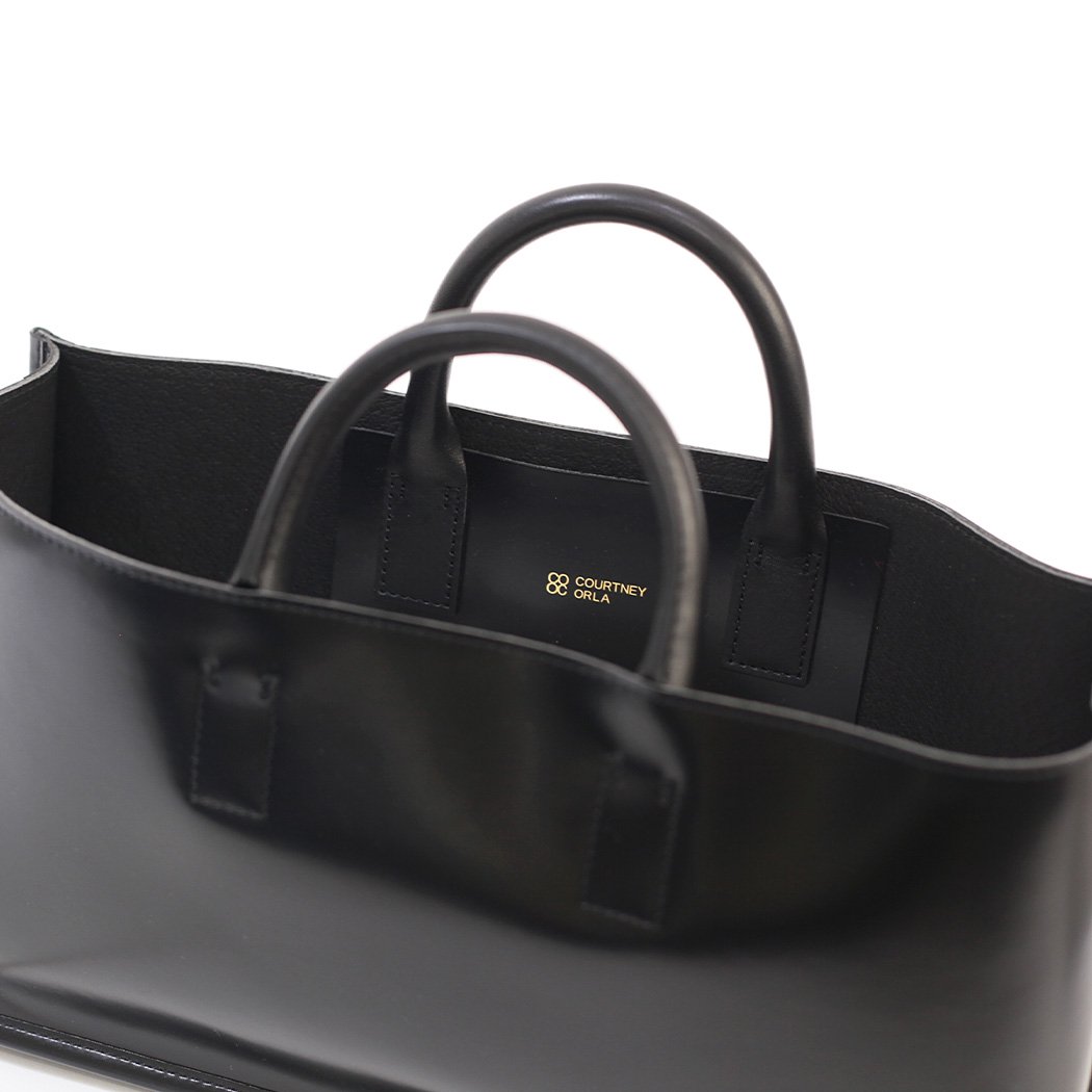 COURTNEY ORLA (コートニーオーラ) / CURVE WIDE TOTE s - ブラック