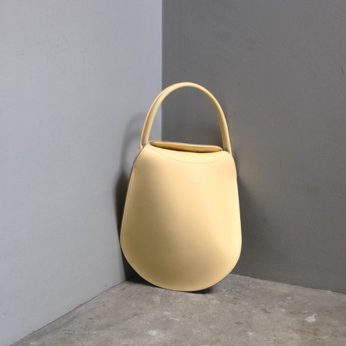 MARROW (マロウ) / MA-AC4106 / TWIST TOTE レザー トートバッグ - USUTAMAGO クリームイエロー<img class='new_mark_img2' src='https://img.shop-pro.jp/img/new/icons7.gif' style='border:none;display:inline;margin:0px;padding:0px;width:auto;' />