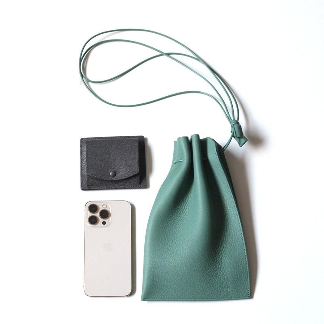 バッグ ITTI HERRIE KINCHAKU POUCH PM/DIPLO SKY HERRIE KINCHAKU POUCH - PM / DIPLO SKY｜シュリンクレザーの