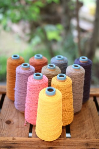 綿、ウール、カシミヤ、シルク、リネンなどの織り糸がセットになっています