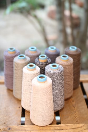 綿、ウール、カシミヤ、シルク、リネンなどの織り糸がセットになっています
