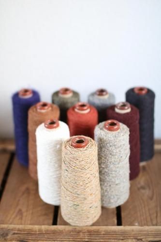 綿、ウール、カシミヤ、シルク、リネンなどの織り糸がセットに