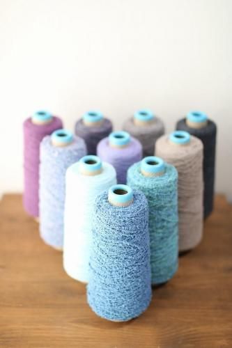 綿、ウール、カシミヤ、シルク、リネンなどの織り糸がセットに