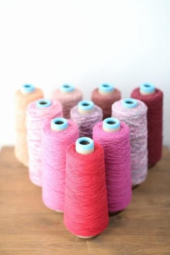 綿、ウール、カシミヤ、シルク、リネンなどの織り糸がセットに