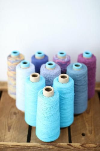 綿、ウール、カシミヤ、シルク、リネンなどの織り糸がセットに