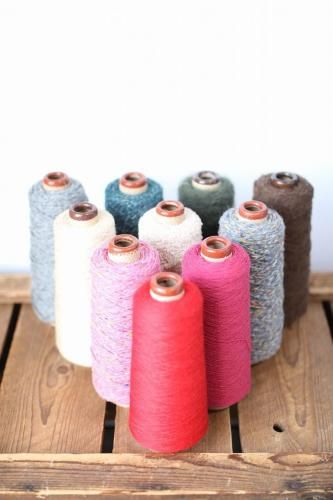 綿、ウール、カシミヤ、シルク、リネンなどの織り糸がセットになっています