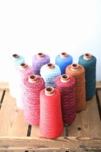 綿、ウール、カシミヤ、シルク、リネンなどの織り糸がセットになっています