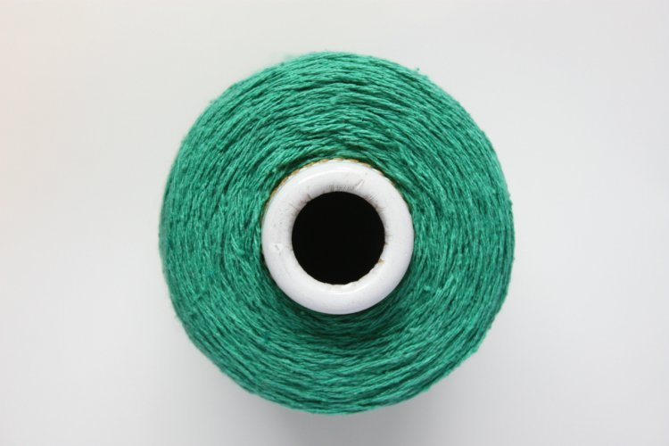 野蚕シルクの糸10　青緑（アオミドリ）