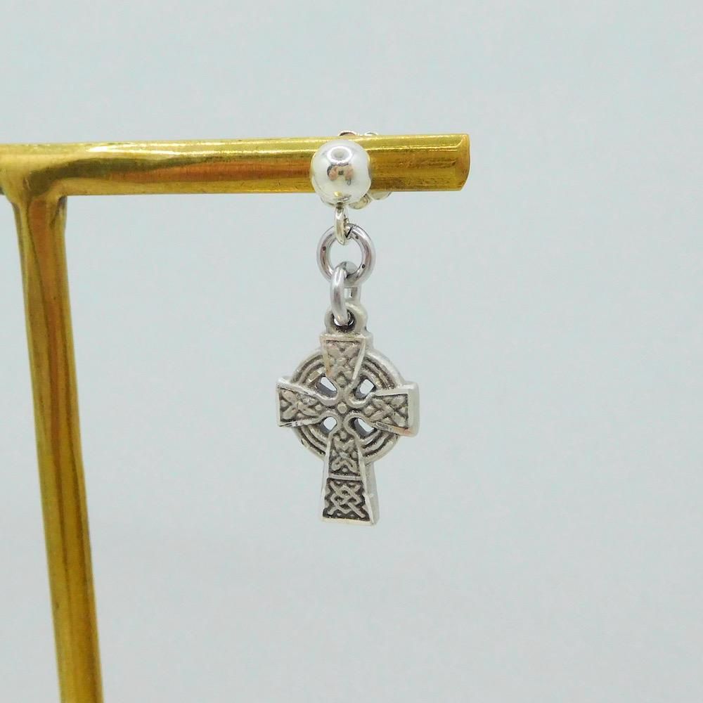 ケルト十字架 クロス ピアス スターリングシルバー製 アメリカ製 キリスト教聖品アクセサリー専門店 The Sacred Secret ケルト十字架 クロス ピアス スターリングシルバー製 アメリカ製 キリスト教聖品アクセサリー専門店 The Sacred Secret