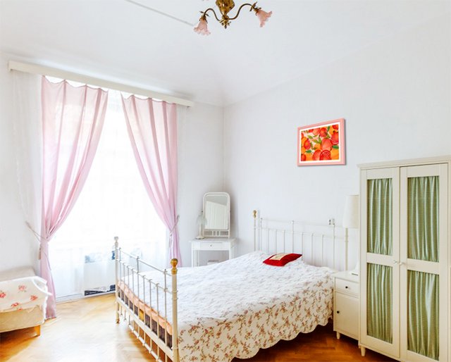 風水画アムールを飾った寝室で朝、目覚めるイメージ
