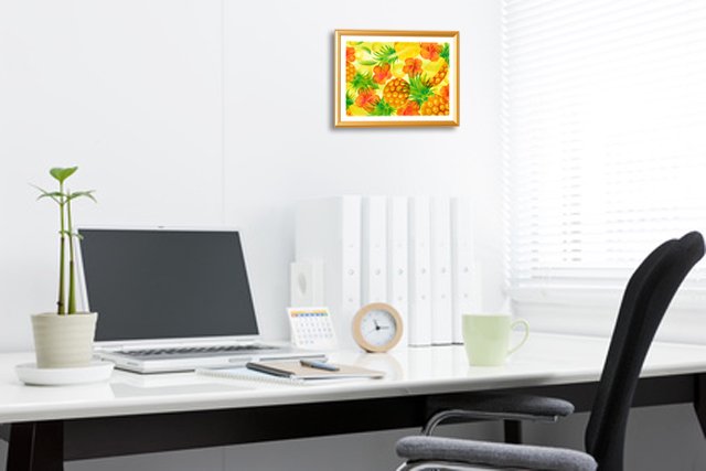 会社にパイナップル＆ハイビスカスの風水画を飾った写真
