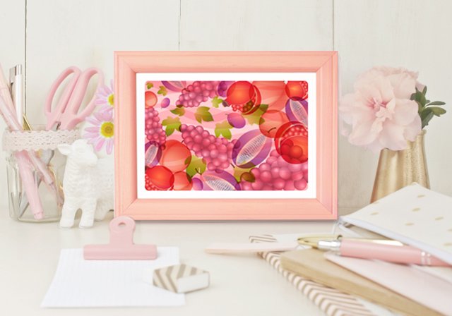机にピンク色のグッズと風水絵画アムール2Lイメージ