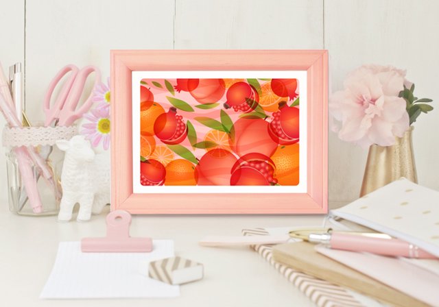 机にピンク色のグッズと風水絵画アムール2Lイメージ