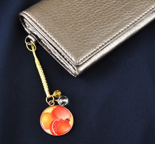 風水果実ストラップ 三柑の実（橙ダイダイ）をお財布に付けたイメージ