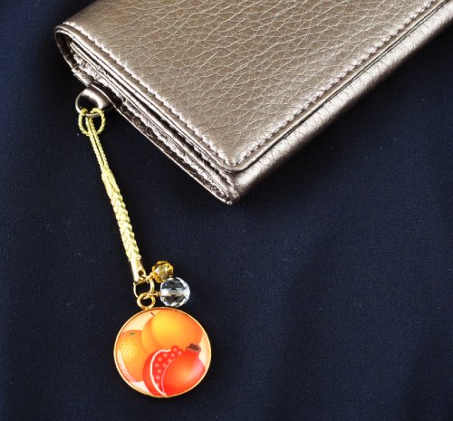 風水果実ストラップ 三柑の実（黄金桃）をお財布に付けたイメージ