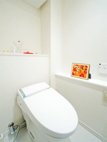 風水果実アートプレミアム 三柑の実（黄金桃）をオフィスデスクに飾ったイメージ