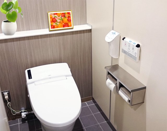 トイレに三柑の実（黄金桃）の風水画を飾ったイメージ