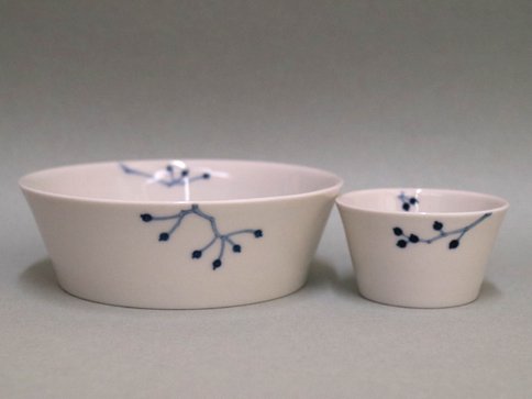 中鉢と豆鉢の2種類のバラの実の鉢の画像