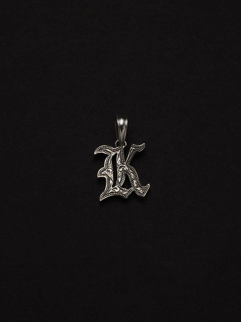Engraved Initial Pendant アンチドート　クーティー Engraved Initial Pendant アンチドートクーティー