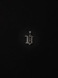 ANTIDOTE BUYERS CLUB/ɡȥХ䡼/̵2025AW/Engraved Initial Pendant(V)/ڥȥȥåפξʲ