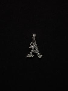 ANTIDOTE BUYERS CLUB/ɡȥХ䡼/̵2025AW/Engraved Initial Pendant(A)/ڥȥȥånξʲ