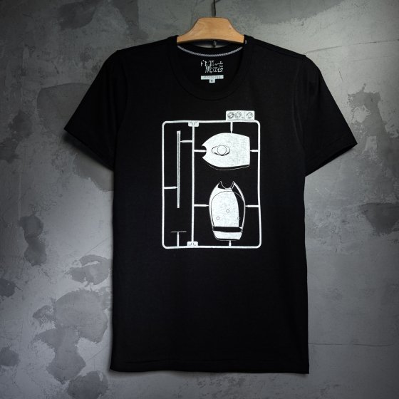 BLACK TEE - 白いTシャツと黒いバイク。