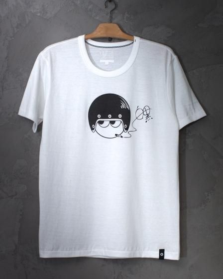 白いTシャツと黒いバイク。