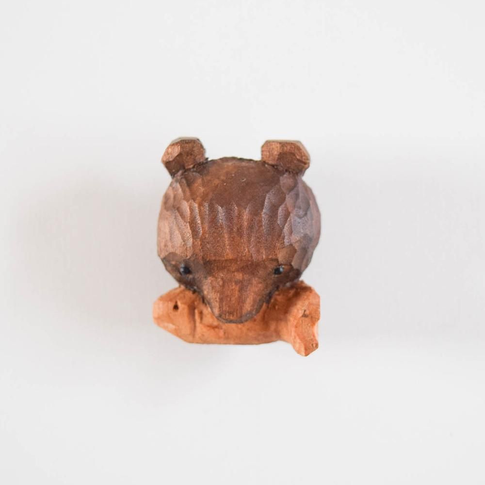 Mokuji 木彫りの熊のブローチ 鮭くわえ／茶色 1 - SLOW MARKET