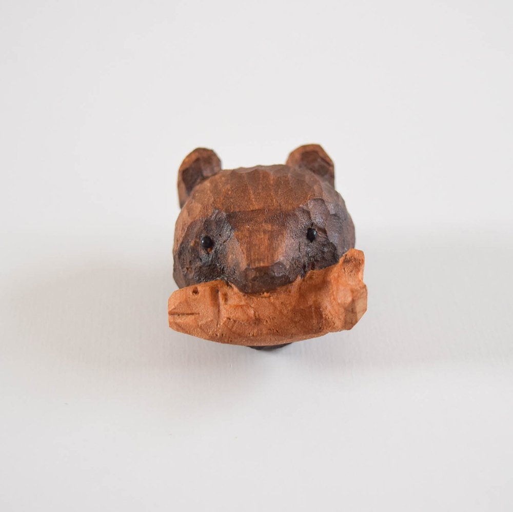 Mokuji 木彫りの熊のブローチ 鮭くわえ／茶色 1 - SLOW MARKET 