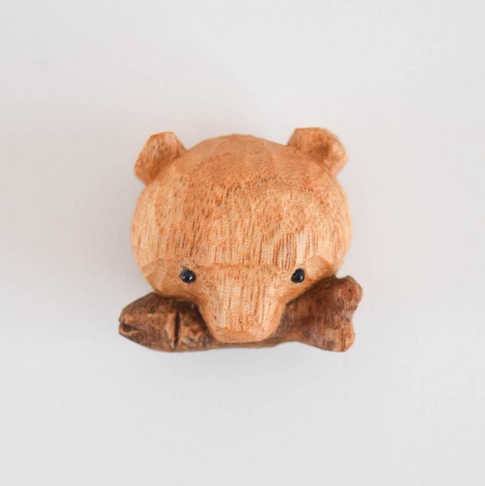 Mokuji 木彫りの熊のブローチ 鮭くわえ／ナチュラル クス - SLOW