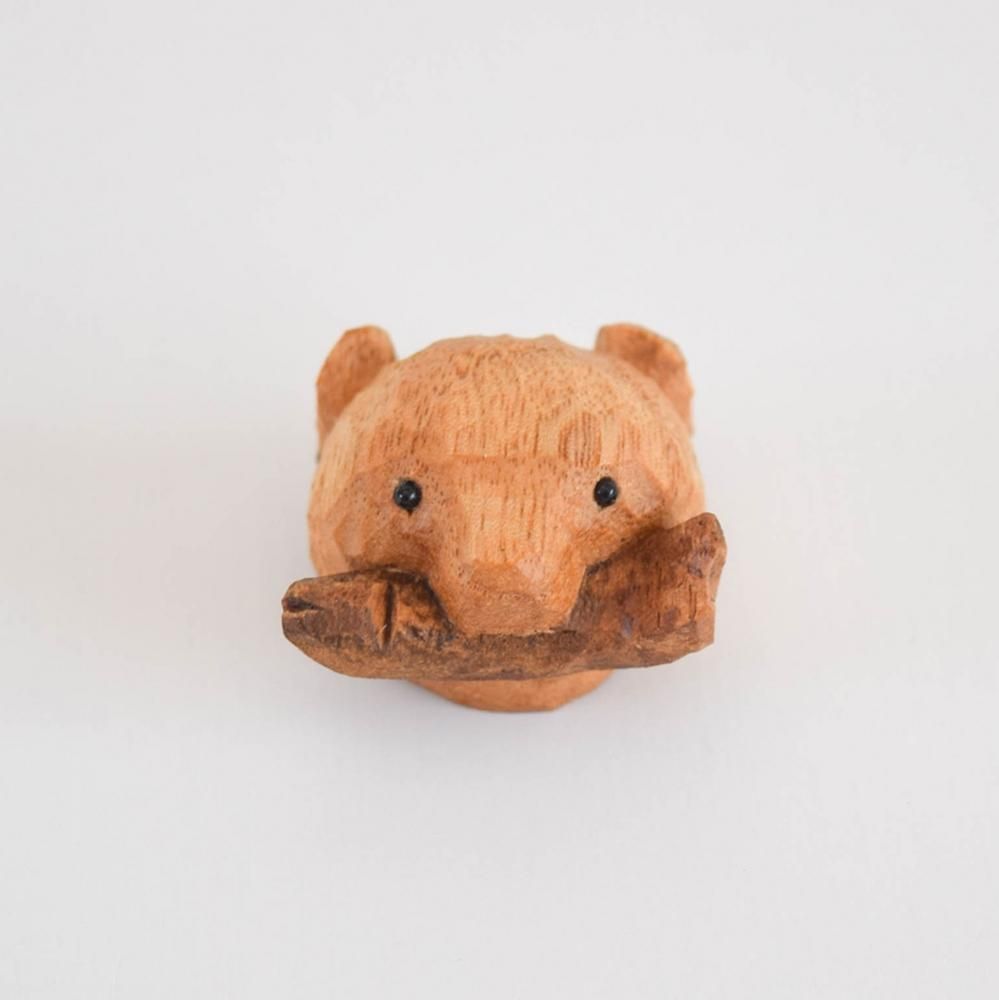 Mokuji 木彫りの熊のブローチ 鮭くわえ／ナチュラル クス - SLOW