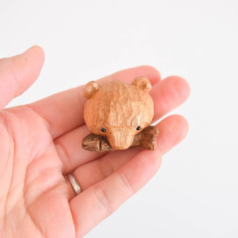 Mokuji 木彫りの熊のブローチ 鮭くわえ／ナチュラル クス - SLOW