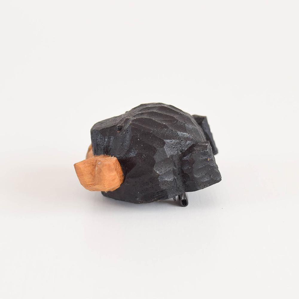 Mokuji 木彫りの熊のブローチ 鮭くわえ／黒 シナ - SLOW MARKET