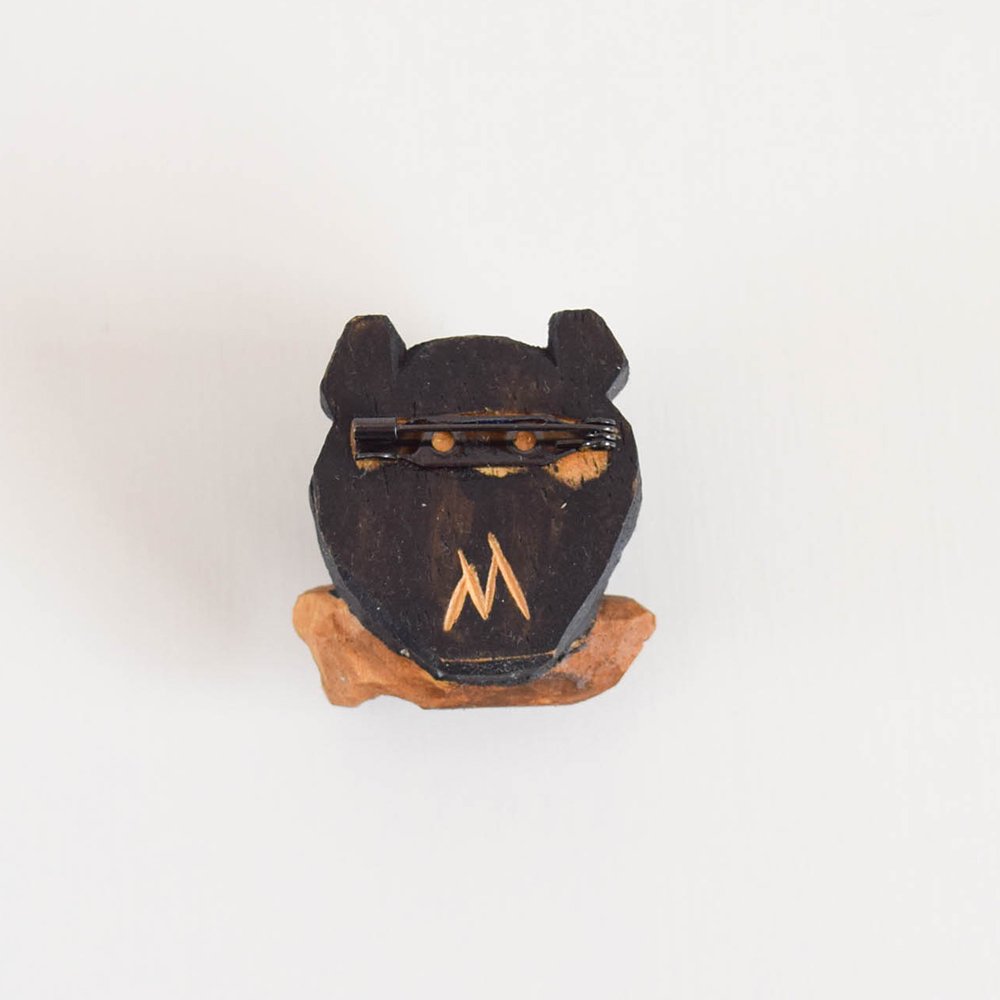 Mokuji 木彫りの熊のブローチ 鮭くわえ／黒 シナ - SLOW MARKET 