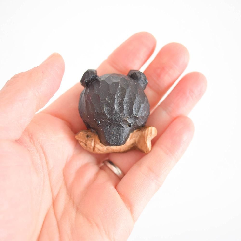 Mokuji 木彫りの熊のブローチ 鮭くわえ／黒 シナ - SLOW MARKET