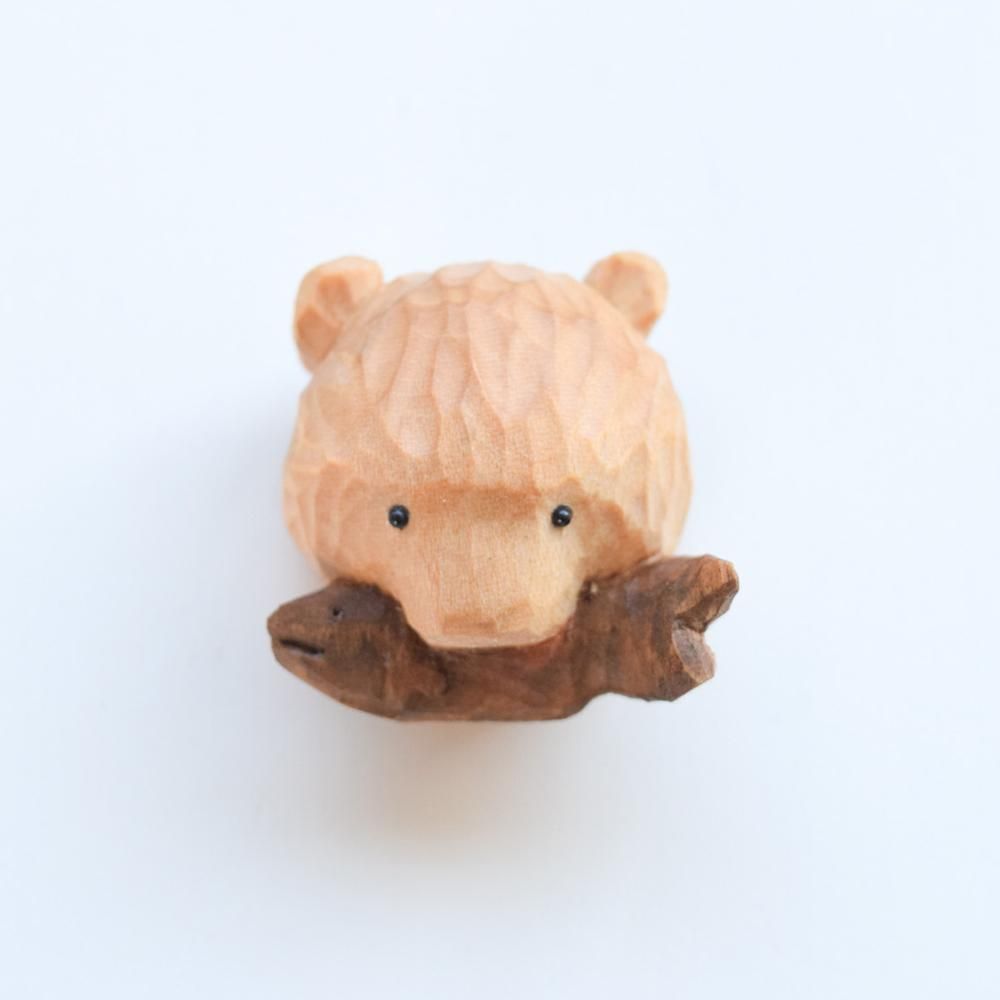 Mokuji 木彫りの熊のブローチ 鮭くわえ／ナチュラル シナノキ - SLOW