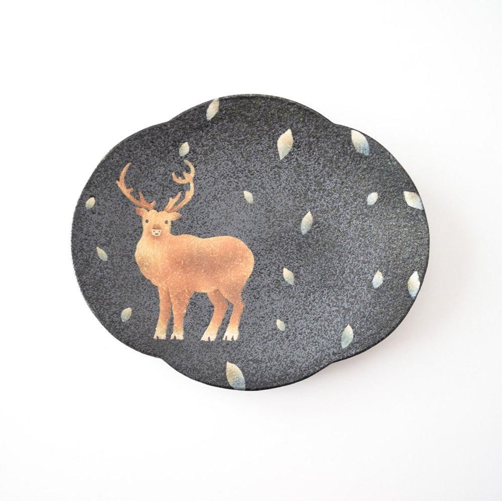 はるな陶芸工房　鹿のイラスト付き黒い皿 はるな陶芸工房 - SLOW MARKET （スロー マーケット）スロー