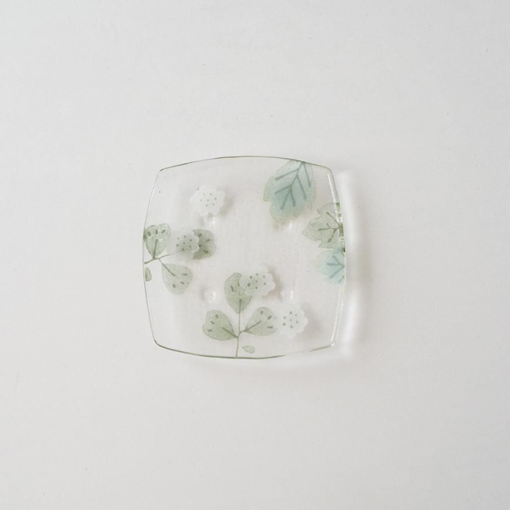 新品 沖知江子 ガラス 長方形皿 箸置き 青い葉と白い花 植物紋 新品 沖知江子 ガラス 長方形皿 箸置き 青い葉と白い花 植物紋
