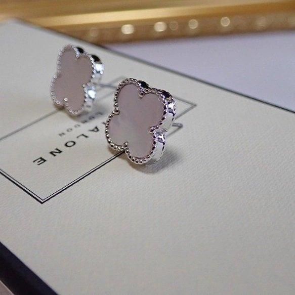 最高品質フラワークローバーマザーオブパールピアス 大人気】高品質マザーオブパール（白蝶貝）クローバーピアス