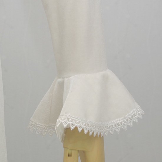 ベルト付きストレッチベロア1段斜めフリルプルオーバー　ホワイト - オリジナル フラメンコ衣装「12DOCE del FLAMENCO  ドセデルフラメンコ」
