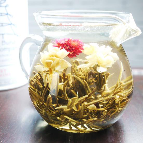 ギフトに好評！ハート型の茶葉がポットの中で花開く、工芸アートな